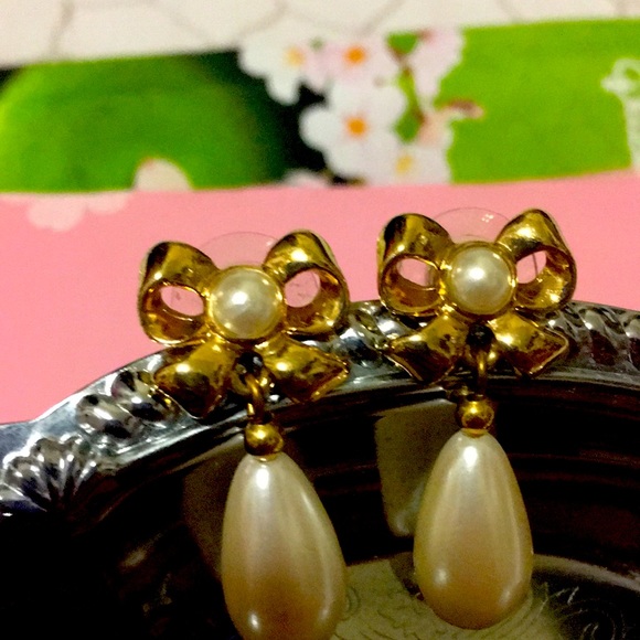 🆑🫧 CLEARANCE!🏷️ Gold-tone Ribbon and Faux Pearl Earrings Vintage - Picture 7 of 16